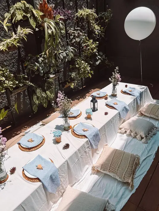 Acara baby shower tersebut pun terlihat cukup sederhana. Menganggat tema boho, dekorasi tempat makan ini pun identik dengan warna putih dan biru muda. (Liputan6.com/IG/@tasyafarasya)
