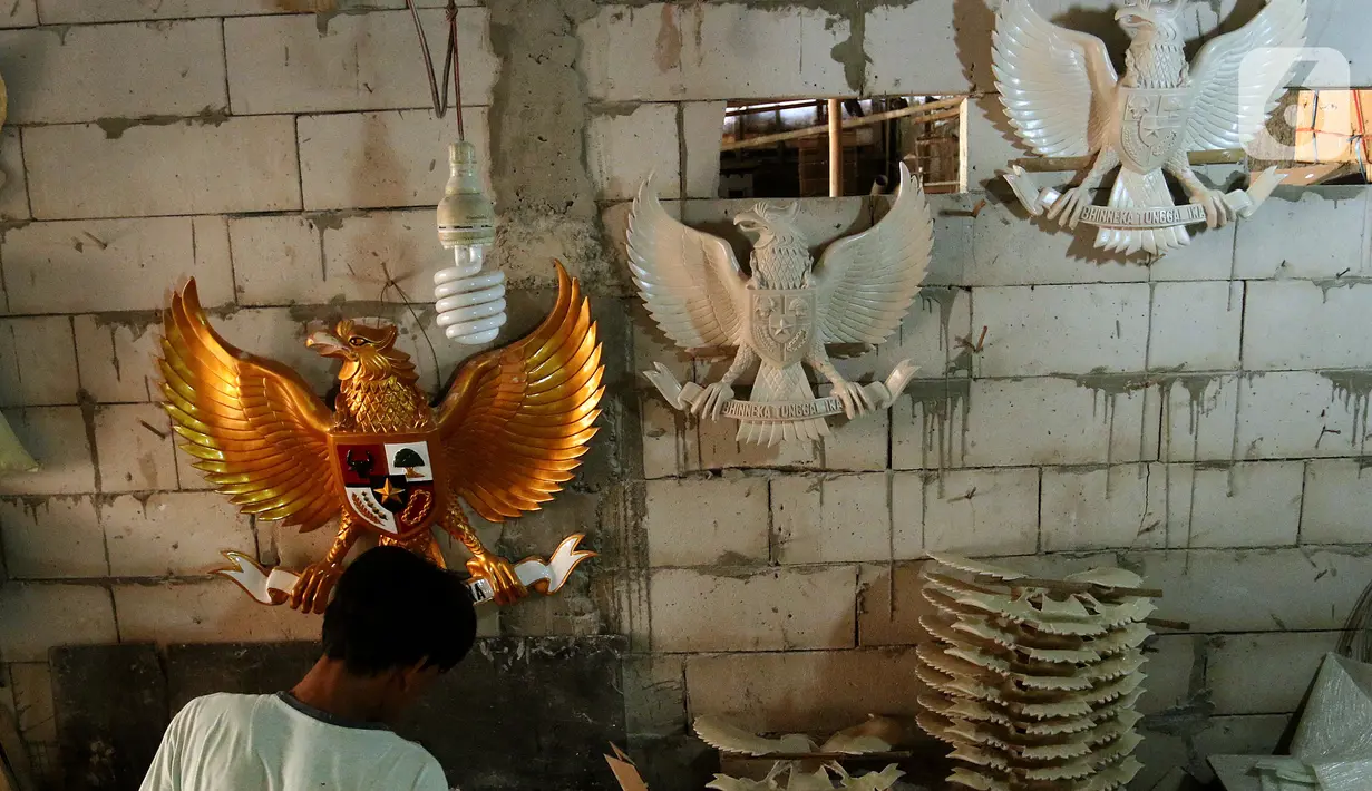 Perajin menyelesaikan pembuatan patung Garuda Pancasila yang terbuat dari serat kaca (fiberglas) di kawasan Kalimalang, Jakarta Timur, Selasa (16/8/2022). Jelang HUT Kemerdekaan RI, permintaan patung Garuda Pancasila meningkat hingga 80 persen. (merdeka.com/Arie Basuki)