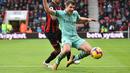 Bek Arsenal Sokratis Papasthathopaulus saat dilanggar pemain Bornemouth pada laga lanjutan Premier League yang berlangsung di stadion Dean Court, Inggris, Minggu (25/11).  Arsenal menang 2-1. (AFP/Glyn Kirk)