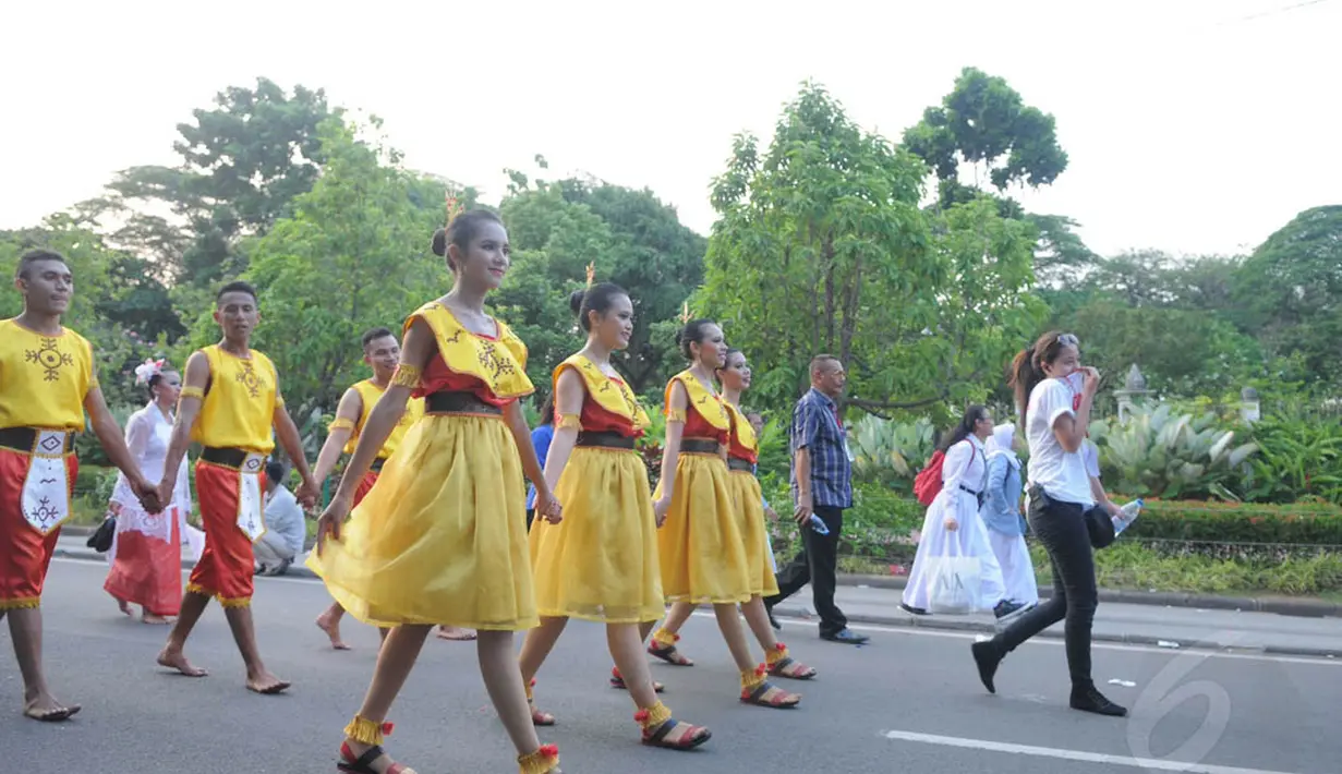 Iring-iringan Pawai Karnaval Budaya memadati Jalan Medan merdeka Barat, Jakarta, Senin (18/8/14). (Liputan6.com/Herman Zakharia)