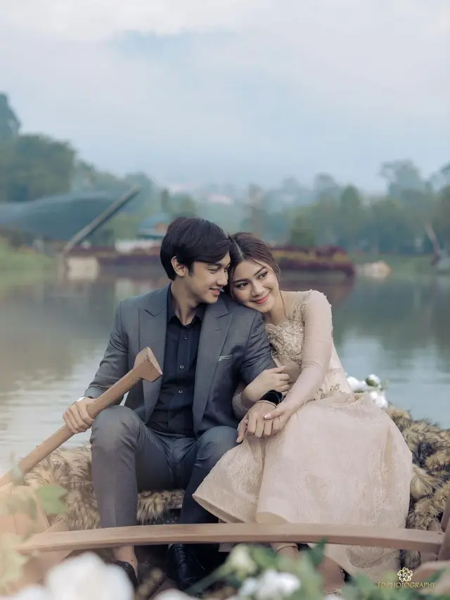 6 Gaya Prewedding Felicya Angelista dan Caesar Hito di Atas Perahu, Romantis