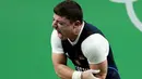 Atlet angkat besi Armenia, Andranik Karapetyan berteriak kesakitan usai mengalami cedera horor ketika tampil pada Olimpiade 2016 di Rio de Janeiro, Rabu (10/8). Siku Karapetyan patah saat hendak mengangkat beban 195 kilogram (REUTERS/Stoyan Nenov)