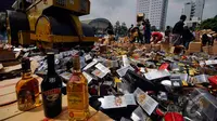 Kanwil Bea Cukai Jakarta memusnahkan 50.334 botol minuman keras, 2760 liter ethyl alkohol, 415.456 batang rokok dan 15.144 botol kosong, Jakarta, Kamis (18/12/2014). (Liputan6.com/Johan Tallo)