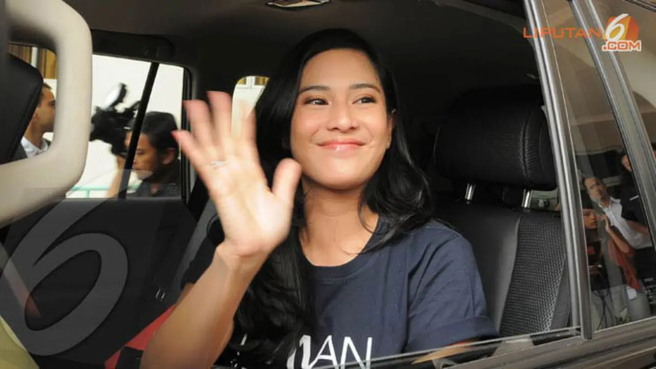 dian-sastro-131108a.jpg