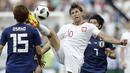 Aksi pemain Polandia, Grzegorz Krychowiak (tengah) menghalau bola dari kejaran pemain Jepang pada laga terakhir grup H di Volgograd Arena, Volgograd, Rusia (28/6/2018). Jepang kalah 0-1 dari Polandia. (AP/Andrew Medichini)