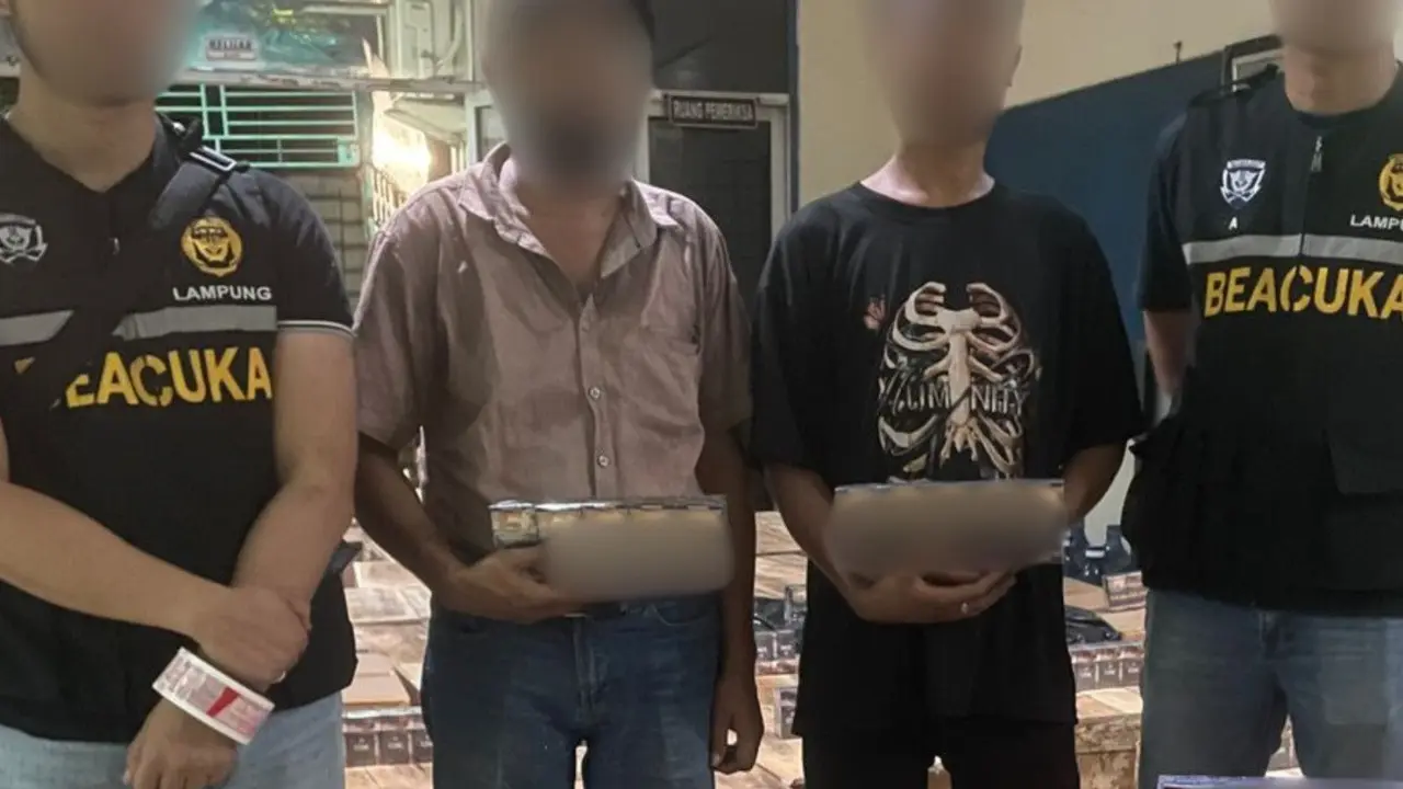 Bea Cukai Lampung menyita barang bukti rokok ilegal serta menahan sopir dan kernet truk untuk proses lebih lanjut.  Foto : (Istimewa).