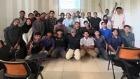 Analis Timnas Indonesia U-20, Val Arnold Raharja, berbagi pengalaman di Surabaya. (Bola.com/Wahyu Pratama)