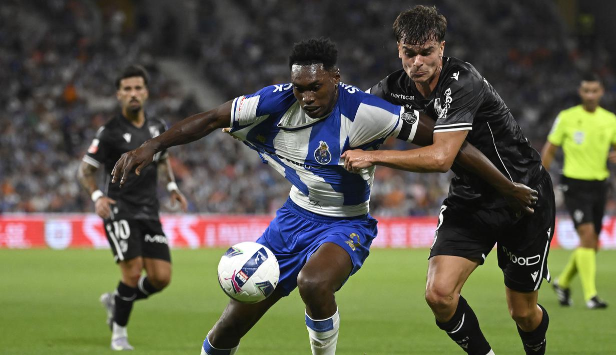 Pemain FC Porto, Samuel Omorodion (kiri) berebut bola dengan pemain Vitoria Guimaraes SC, Miguel Nobrega dalam laga Liga Portugal 2025/2026 di Estadio Do Dragao, Porto, Portugal, Senin (11/08/2025) waktu setempat. (AFP/Miguel Riopa)