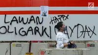 Pejalan kaki melintas dekat aksi vandalisme yang mewarnai Hari Buruh Internasional atau May Day di kawasan Bundaran HI, Jakarta, Rabu (1/5/2019). Belum diketahui siapa yang melakukan aksi corat coret di fasilitas publik tersebut. (merdeka.com/Imam Buhori)