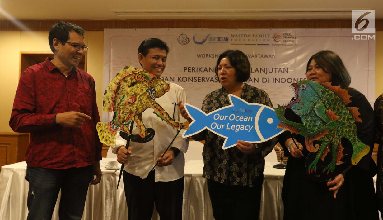 Kepala Pusat Riset Perikanan KKP RI Toni Ruchimat (kedua kiri), Executive Director of Coral Triangle Center Rili Djohari (kedua kanan) saat workshop untuk wartawan tentang perikanan berkelanjutan, Jakarta, Selasa (16/10). (Liputan6.com/Angga Yuniar)
