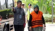 Anggota DPRD Kota Malang dari Partai Golkar Rahayu Sugiarti tiba untuk menjalani pemeriksaan perdana oleh penyidik pasca penahanan di gedung KPK, Jakarta, Rabu (28/3). (Merdeka.com/Dwi Narwoko)