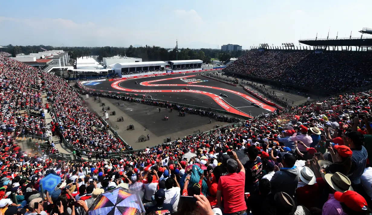 Penonton memadati balapan F1 GP Meksiko di Sirkuit Autodromo Hermanos Rodriguez, Senin (2/11/2015) dini hari WIB. (Getty Images/AFP/Lars Baron)