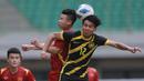 <p>Pemain Timnas Malaysia U-19, Zaid El Basheer Norhisham (kanan) berebut bola dengan pemain Vietnam U-19&nbsp;pada laga semifinal Piala AFF U-19 2022 yang berlangsung di Stadion Patriot Candrabhaga, Bekasi, Rabu (13/07/2022). (Bola.com/M Iqbal Ichsan)</p>