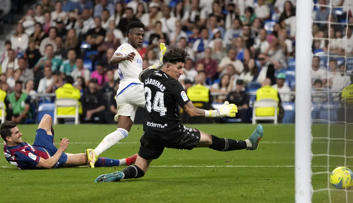 Pemain Real Madrid Vinicius Junior mencetak gol ke gawang Levante pada pertandingan sepak bola La Liga Spanyol di Stadion Santiago Bernabeu, Madrid, 12 Mei 2022. Real Madrid menang 6-0. (AP Photo/Manu Fernandez)