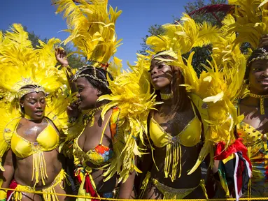 Sejumlah perempuan mengenakan kostum saat mengikuti West Indian Day Parade di Brooklyn, New York, Senin (7/9/2015). Parade yang berlangsung tiap tahun ini merayakan budaya Karibia dan sejarah. (REUTERS/Andrew Kelly)
