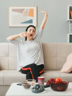 Pagi hari sering menjadi penentu kualitas satu hari penuh agar badan tetap fit. Saat bangun dengan tubuh terasa berat, kepala masih pening, dan waktu terasa berjalan terlalu cepat, bukan hanya produktivitas yang terganggu — suasana hati pun ikut terpengaruh. (foto/dok: freepik/stockking)