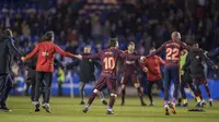 Para pemain Barcelona merayakan gelar juara La Liga 2017- 2018 setelah mengalahakan Deportivo La Coruna di Stadion Riazor, Senin (30/4/2018). Barcelona menang 4-2 atas Deportivo La Coruna. (AP/Lalo R. Villar)