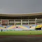Awan hitam memayungi Stadion Manahan, Solo, saat laga Timnas Uzbekistan U-17 melawan Spanyol U-17 dalam pertandingan babak penyisihan Grup B Piala Dunia U-17 2023, Kamis (16/11/2023). (Bola.com/Arief Bagus)
