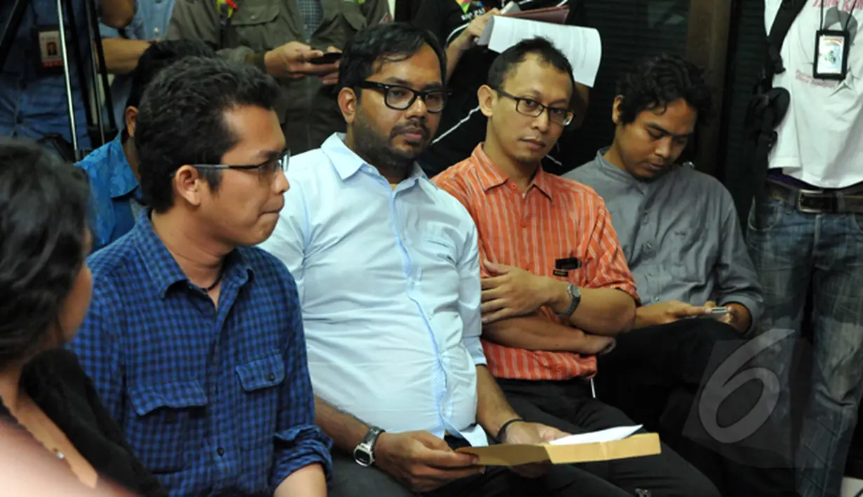Koordinator KontraS Haris Azhar (ketiga kiri) membawa surat pengaduan ke Komnas HAM terkait penangkapan secara sewenang-wenang terhadap Bambang Widjajanto, Jakarta, Senin (26/1/2015). (Liputan6.com/Panji Diksana)