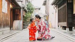 Berlibur ke negeri sakura, Chelsea dan Nastusha terlihat kompak mengenakan busana tradisional Jepang. (Liputan6.com/IG/chelseaoliviaa)
