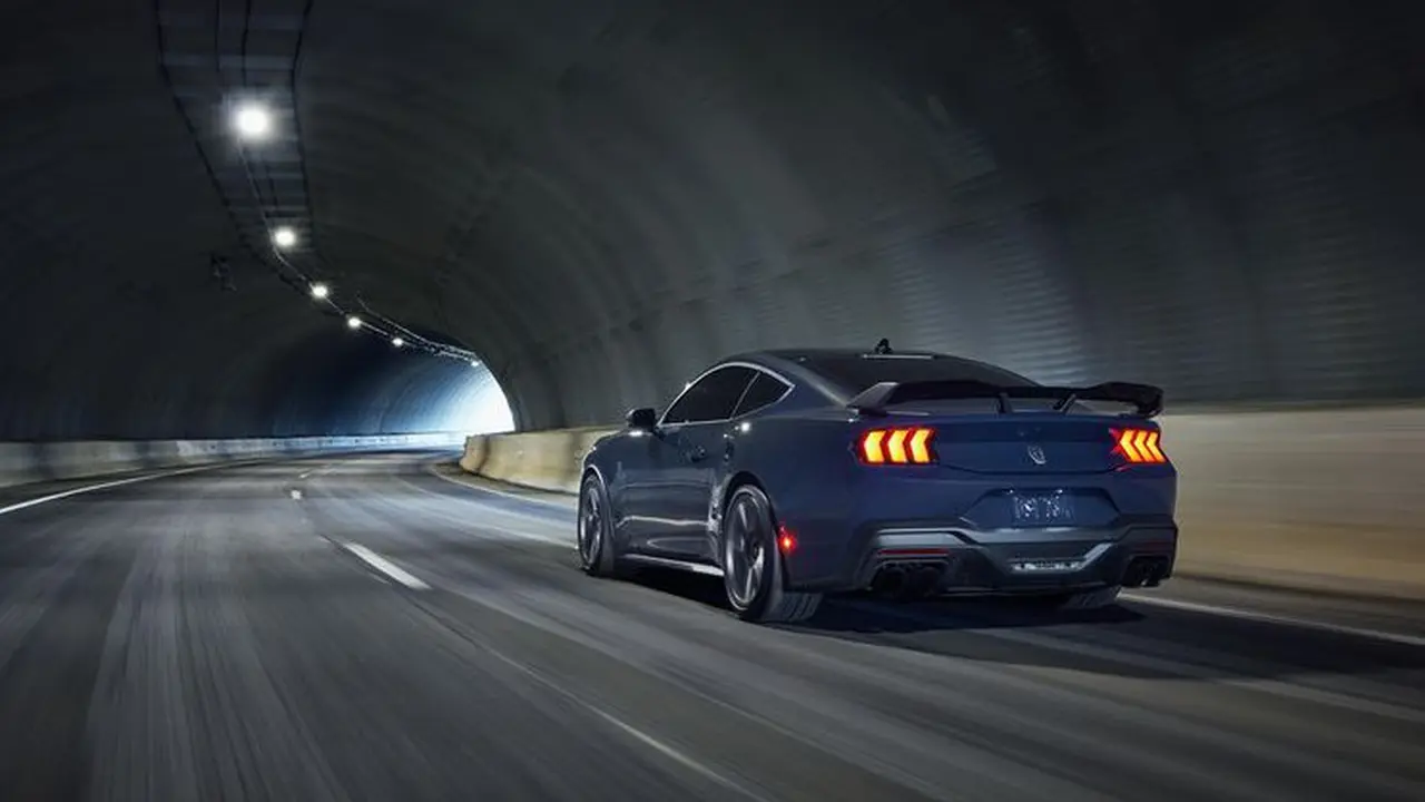 Ford Mustang Dark Horse edisi spesial dengan tenaga yang buas