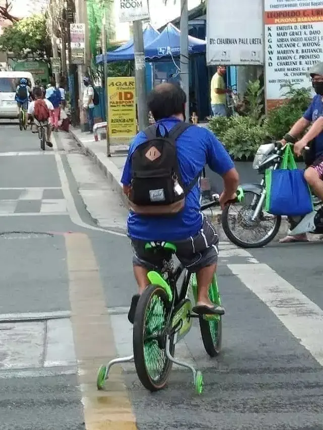 6 Aksi Bapak-Bapak Bak Anak Kecil Ini Bikin Senyum, Netizen: Puber Kedua