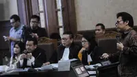 Saksi ahli toksikologi dari Universitas Indonesia (UI) Budiawan memberikan penjelasan pada sidang lanjutan terdakwa Jessica Wongso di PN Jakarta Pusat, Rabu (14/9). Budiawan dihadirkan kubu Jessica untuk meringankan terdakwa. (Liputan6.com/Faizal Fanani)