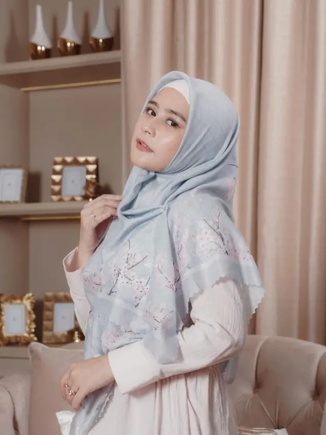 7 Pesona Prilly Latuconsina saat Tampil Berhijab, Curi Perhatian