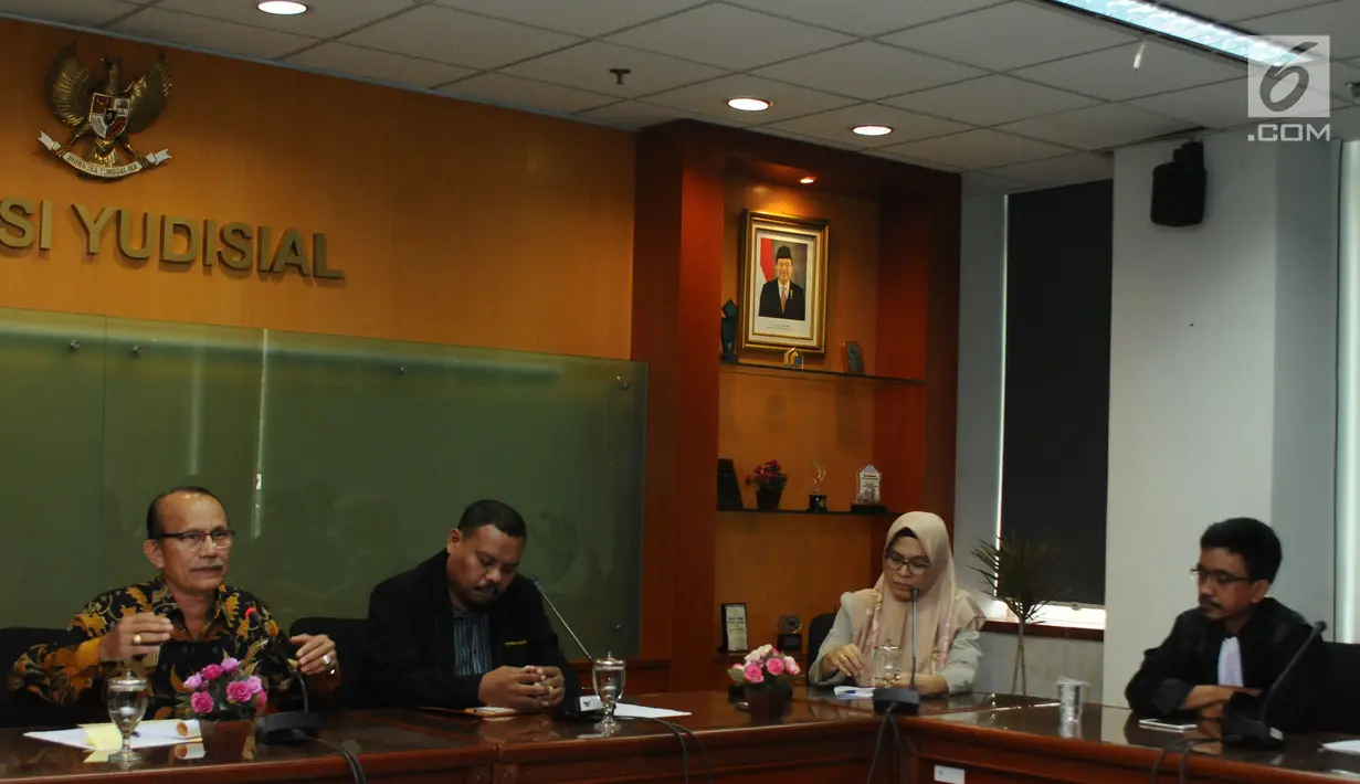 Pimpinan Komisi Yudisial, Maradaman Harahap (kiri) menjawab pertanyaan Aliansi Advokat Muda Indonesia di Jakarta, Kamis (18/5). AAMI melakukan audiensi dan memberikan dukungan moril kepada KY. (Liputan6.com/Helmi Fithriansyah)