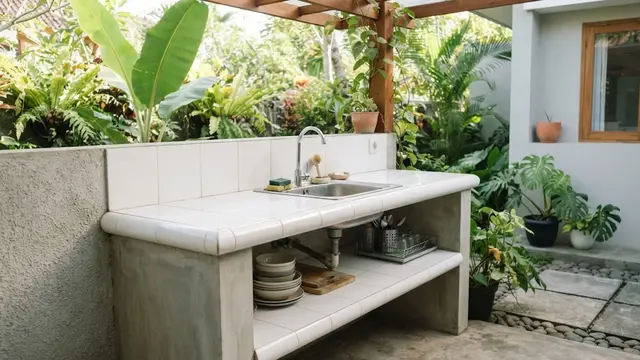 Desain Tempat Cuci Piring Belakang Rumah dengan Meja Cor Dua Tingkat