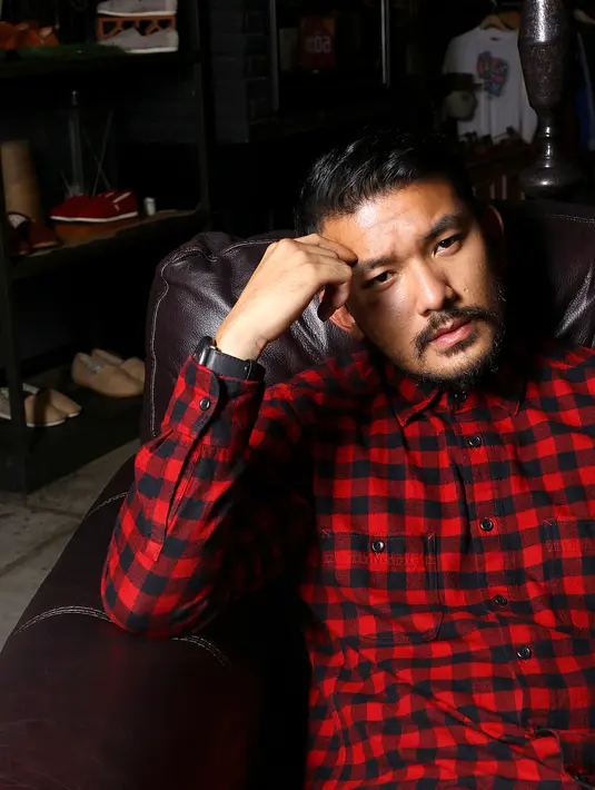 Rio Dewanto iri dengan sineas Korea dan Amerika yang mudah dalam mendapatkan izin pemakaian lokasi syuting. Berbanding terbalik sekali dengan Indonesia, bahkan masih dipungut biaya. (Galih W. Satria/Bintang.com)