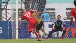 Pemain Persija Jakarta, Michael Krmencik (kiri) berusaha menjebol gawang Bhayangkara FC yang dijaga Awan Setho Raharjo dalam pertandingan lanjutan pekan ke-25 BRI Liga 1 2022/2023 yang berlangsung di Stadion Wibawa Mukti, Cikarang, Jawa Barat, Kamis (16/2/2023). (Bola.com/Ikhwan Yanuar)