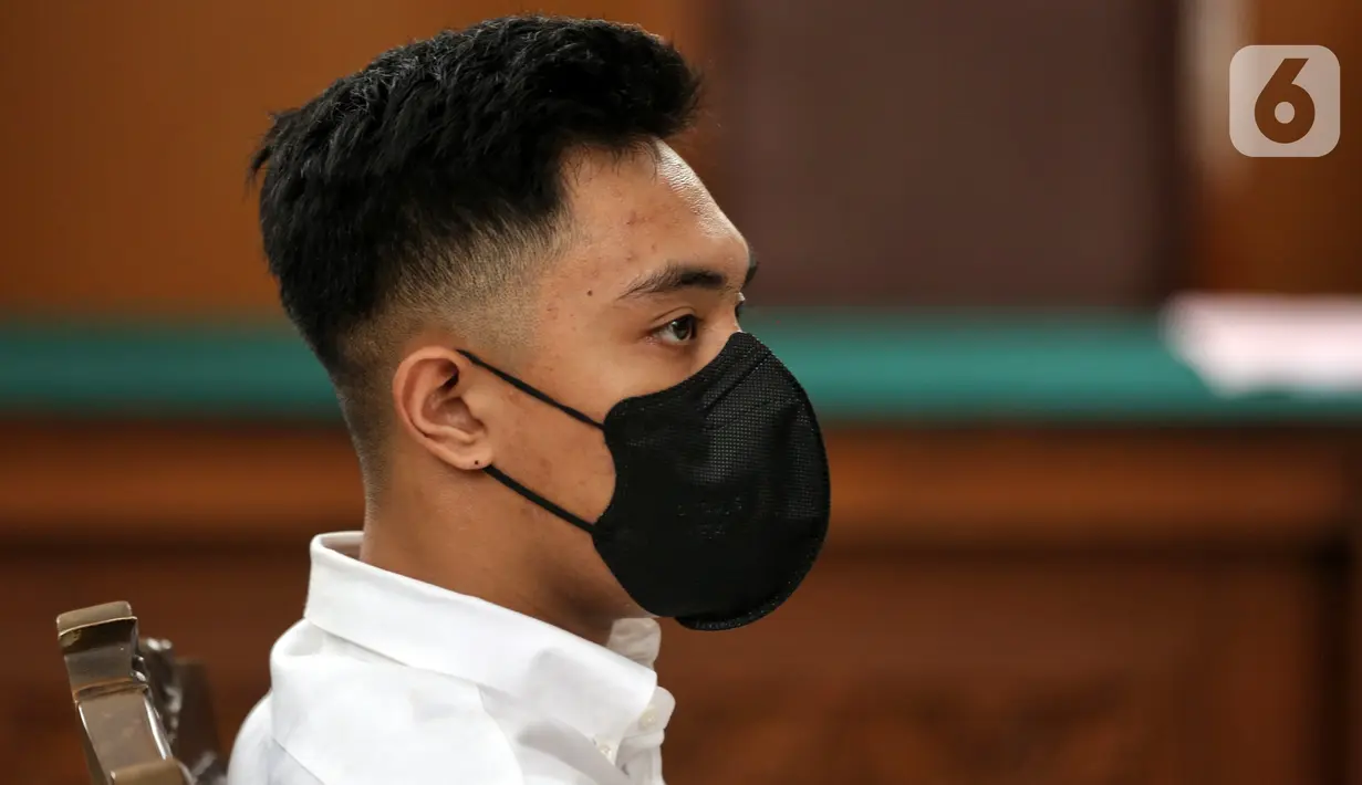 Terdakwa kasus penganiayaan terhadap Cristalino David Ozora, Mario Dandy Satriyo menjalani sidang vonis di Pengadilan Negeri Jakarta Selatan, Jakarta, Kamis (7/9/2023). Majelis hakim menjatuhkan vonis hukuman 12 tahun penjara terhadap Mario Dandy. (Liputan6.com/Johan Tallo)