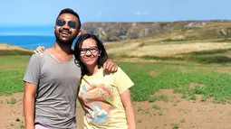 Christabel Annora suka bermain piano dan menyanyi sejak usia lima tahun. Sebelum berkarir solo, ia sempat menjadi personil di berbagai band lain dan membangun band sendiri. Ia pernah membentuk band bernama Get Panic.(Liputan6.com/IG/@christabelannora)