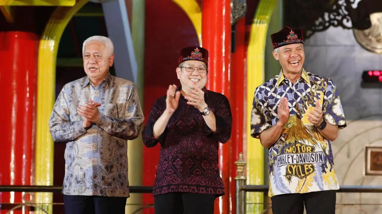 Bakal calon presiden (bacapres) Ganjar Pranowo mendapat songkok dari Yayasan Haji Muhammad Cheng Hoo. (Tim Media Ganjar Pranowo)