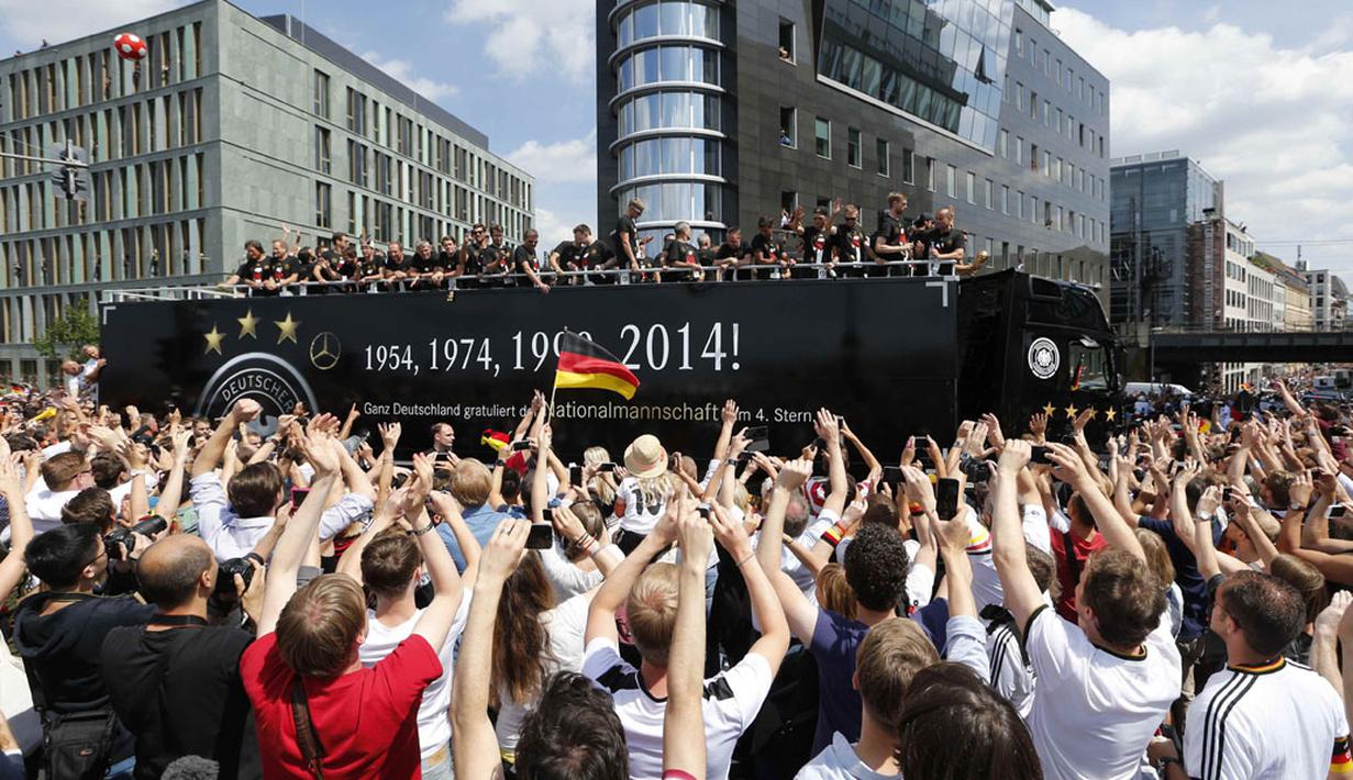 Suporter Timnas Jerman berkerumun di pusat kota Berlin, (15/7/2014), untuk menyambut parade kemenangan Mario Goetze dkk. (REUTERS/Morris Mac Matzen)
