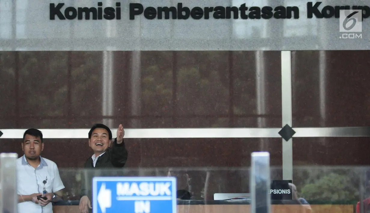 Politisi Partai Golkar Aziz Syamsuddin usai menjalani pemeriksaan di Gedung KPK, Jakarta, Senin (27/11). Ia diperiksa sebagai saksi yang meringankan untuk tersangka dugaan korupsi pengadaan e-KTP, Setya Novanto. (Liputan6.com/Helmi Fithriansyah)