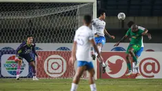 PSS Sleman secara mengejutkan mampu mencetak gol lebih dulu di menit ke-53 lewat tandukan kepala Boaz Solossa. Achmad Jufriyanto gagal menghalau bola umpan dari serangan pemain PSS Sleman dan jatuh persis di kepala Boaz Solossa. (Bola.com/Bagaskara Lazuardi)
