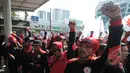 Ratusan buruh yang tergabung dalam Federasi Serikat Pekerja Metal Indonesia (FSPMI) menyemut di depan Gedung KPK, Jakarta, Jumat (6/2/2015). (Liputan6.com/Herman Zakharia)