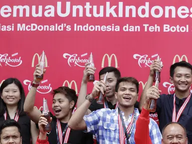 Para atlet foto bersama saat pemberian apresiasi dari McDonald's dan Teh Botol Sosro di Sarinah, Jakarta, Rabu (5/9/2018). Peraih medali dari cabor bulutangkis dan wushu mendapat penghargaan berupa logam mulia. (Bola.com/M Iqbal Ichsan)