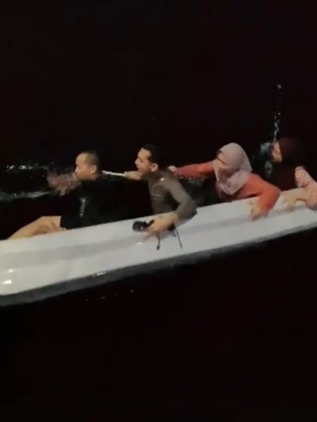 Ria Ricis berenang pakai gamis (TikTok/riaricis)