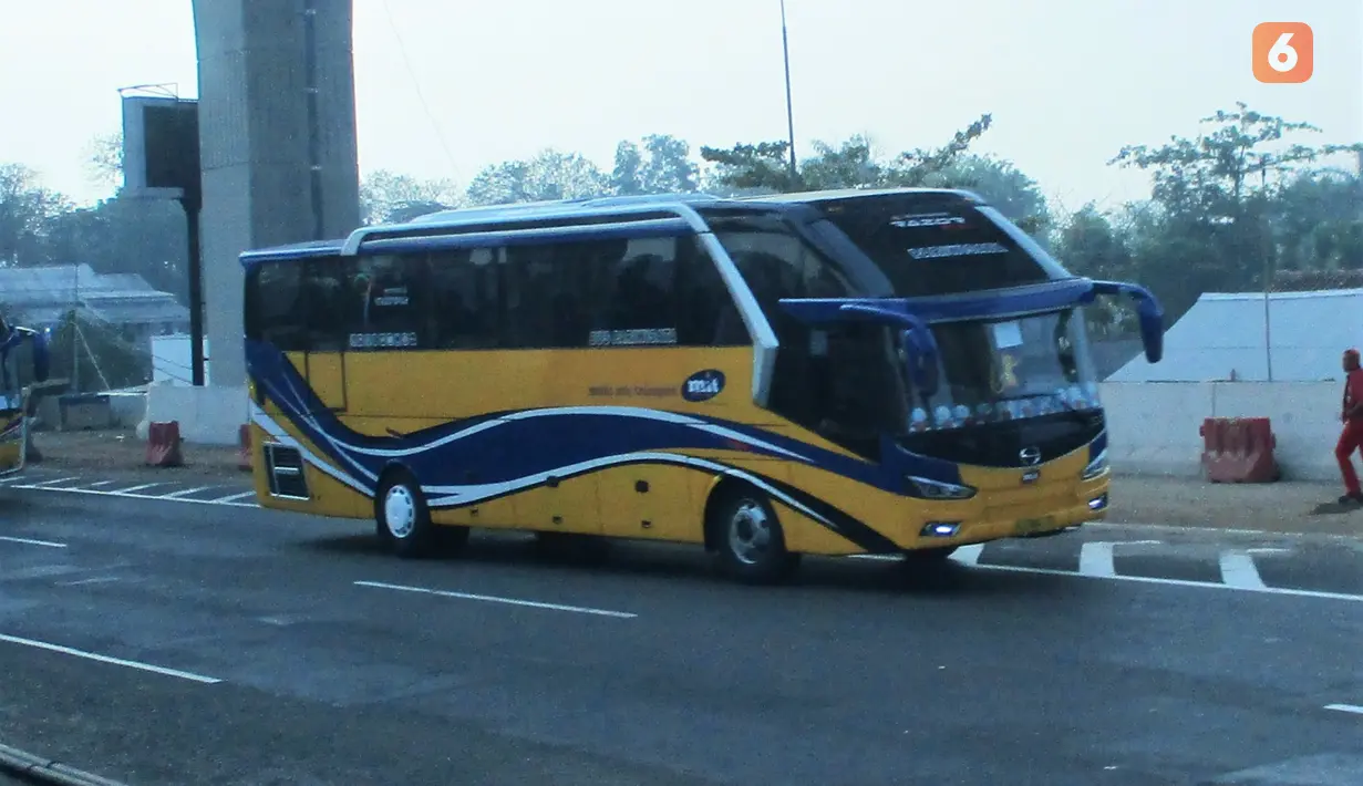 Razor SHD merupakan bus yang diproduksi oleh Karoseri Delima Mandiri. Bus yang dibuat di atas sasis Hino RK8 ini berada pada segmen bus High Deck Double Glass (HDD). Dari segi desain, bus ini memiliki desain yang cukup aerodinamis dengan kaca atas yang merebah. Desain bus makin keren dengan pilar samping berbentuk bumerang dan wajah yang galak dengan Headlamp LED. Bus ini pernah dimiliki oleh Multi Inti Trans, Terang Fajar, dan Mandala.