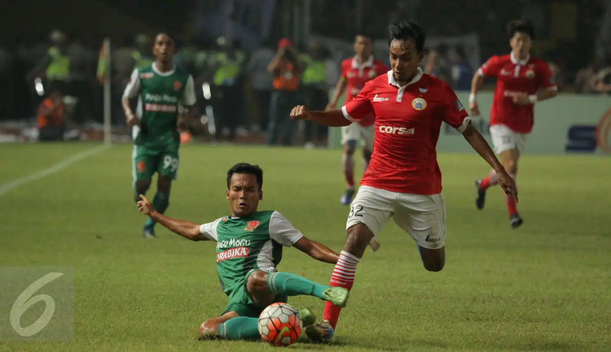 Gelandang Persija, Novri Setiawan (kanan) berebut bola dengan pemain PS TNI di lanjutan Torabika Soccer Championship presented by IM3 Ooredoo di Stadion GBK Jakarta, Jumat (10/6). Persija unggul 1-0 atas PS TNI. (Liputan6.com/Helmi Fithriansyah)