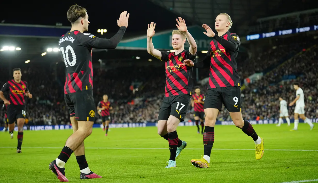 Pemain Manchester City Erling Haaland (kanan) merayakan dengan rekan setimnya Kevin De Bruyne (tengah) dan Jack Grealish usai mencetak gol ke gawang Leeds United pada pertandingan sepak bola Liga Inggris di Stadion Elland Road, Leeds, Inggris, 28 Desember 2022. Manchester City mengalahkan Leeds United dengan skor 3-1. (AP Photo/Jon Super)