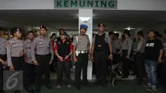 Aparat gabungan dari BNN, Polri, TNI dan Ditjen Imigrasi bersiap melakukan razia narkoba di Apartemen Kalibata City, Pancoran, Jakarta, Kamis (25/2). Razia ini digelar dalam rangka mengantisipasi maraknya peredaran narkoba. (Liputan6.com/Herman Zakharia)