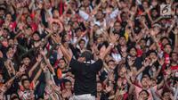 Aksi suporter Persija, The Jakmania saat memberi dukungan kepada tim kesayangan mereka menghadapi Persib dalam laga pekan kedelapan Shopee Liga 1 2019 di SUGBK, Jakarta, Rabu (10/7/2019). Pendukung Persib, Bobotoh, dilarang datang ke SUGBK. (Liputan6.com/Faizal Fanani)