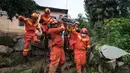 Tim penyelamat menggotong seorang wanita lanjut usia yang berhasil dikeluarkan dari puing-puing di Yuanshan, sebuah desa di Kota Dahe yang berada di Wilayah Huangmei, Provinsi Hubei, China tengah (8/7/2020). (Xinhua/Xiao Yijiu)
