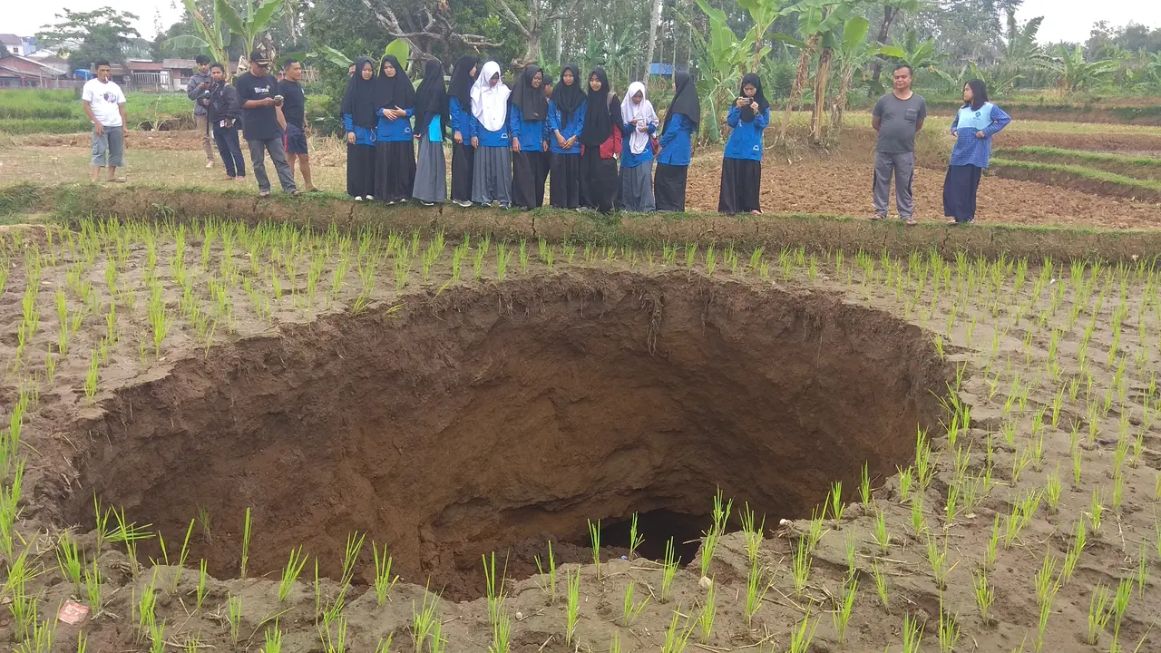 Lubang Raksasa Mendadak Muncul di Tengah Sawah Warga Sukabumi