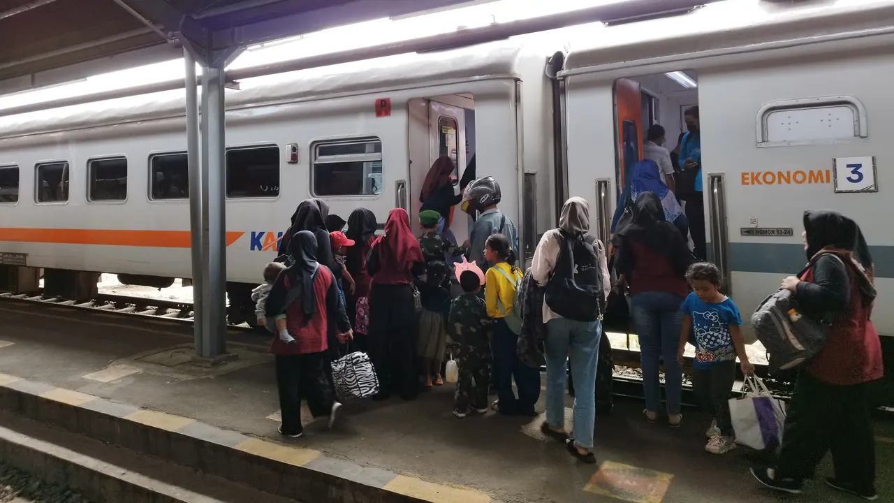 Para penumpang hendak memasuki kereta api  di Staisun Jember (Istimewa)