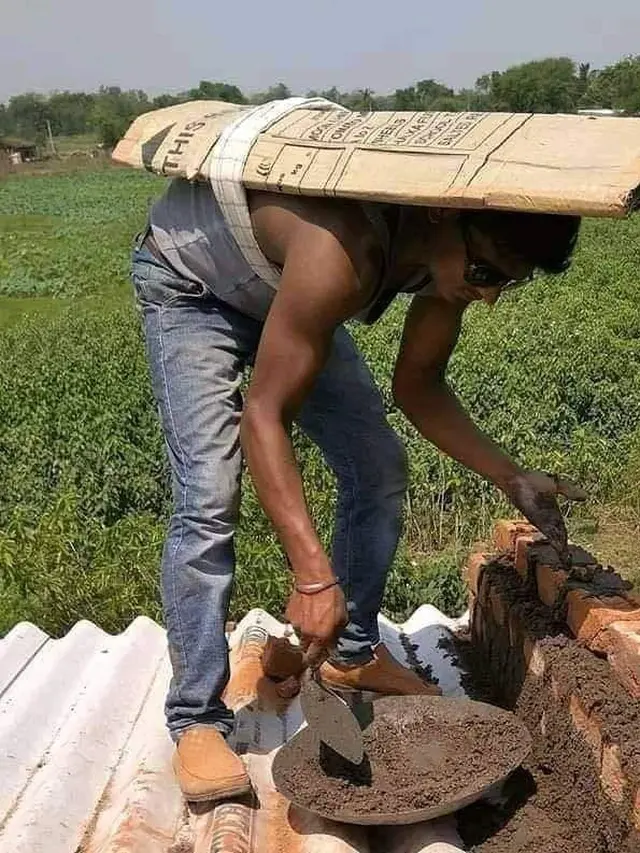 Kocak, 6 Aksi Tukang Agar Tak Kepanasan Ini Kreatif Banget
